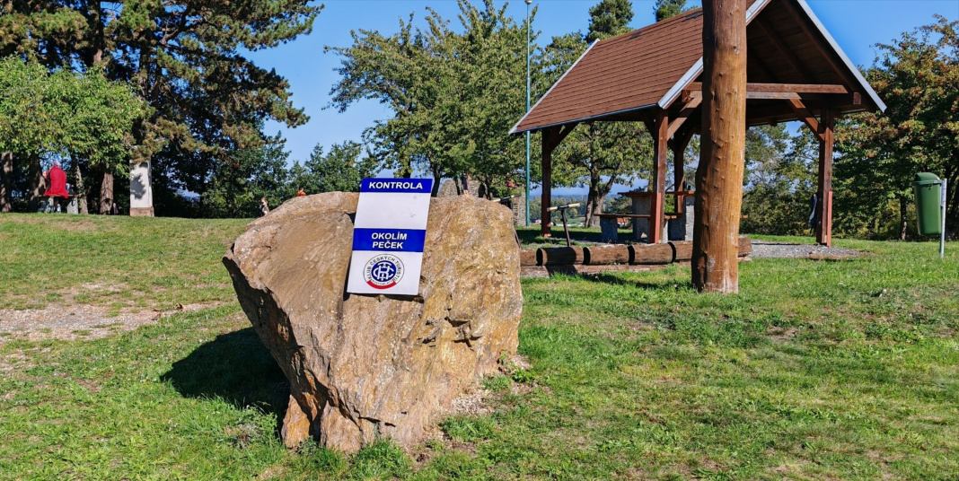 Fotoreportáž z pochodu "Okolím Peček"